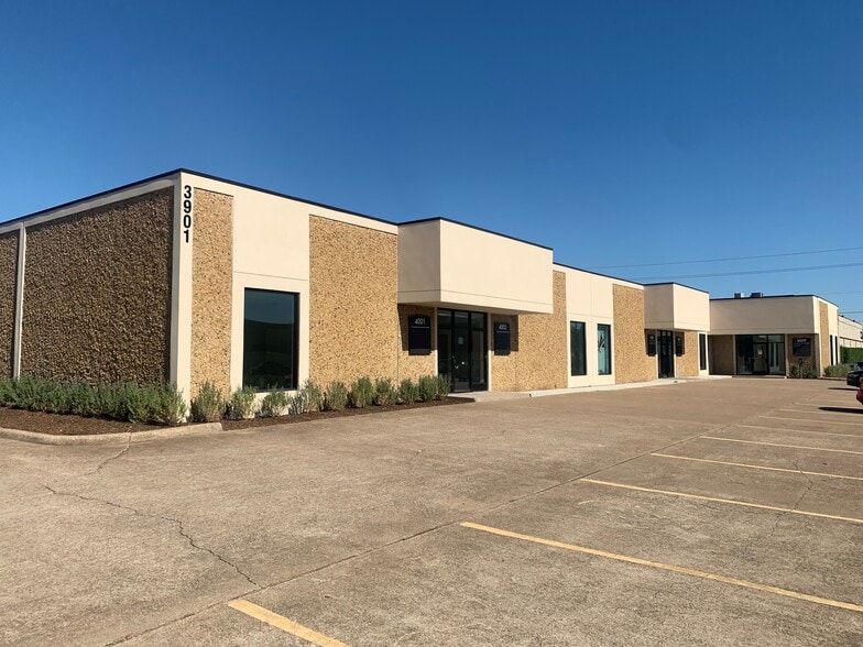 Primary Photo Of 4001-4009 Lindbergh Dr, Addison Light Manufacturing For Lease