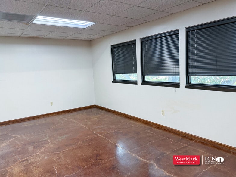 More Photos Of 1316 54th St, Lubbock Showroom For Lease