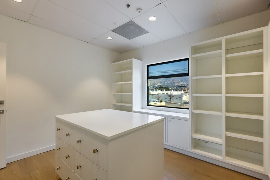 More Photos Of 3058 N Lima St, Burbank Warehouse For Sale