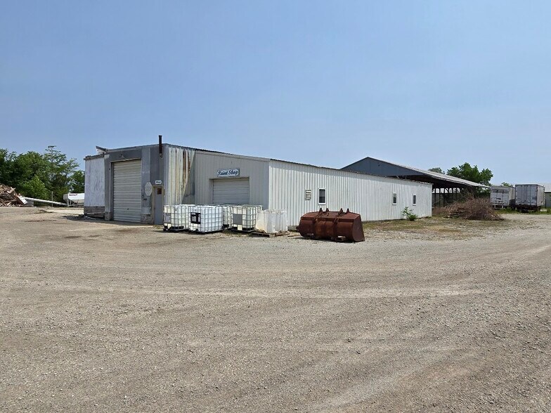 More Photos Of 808 W Walnut St, Fairbury Industrial For Sale