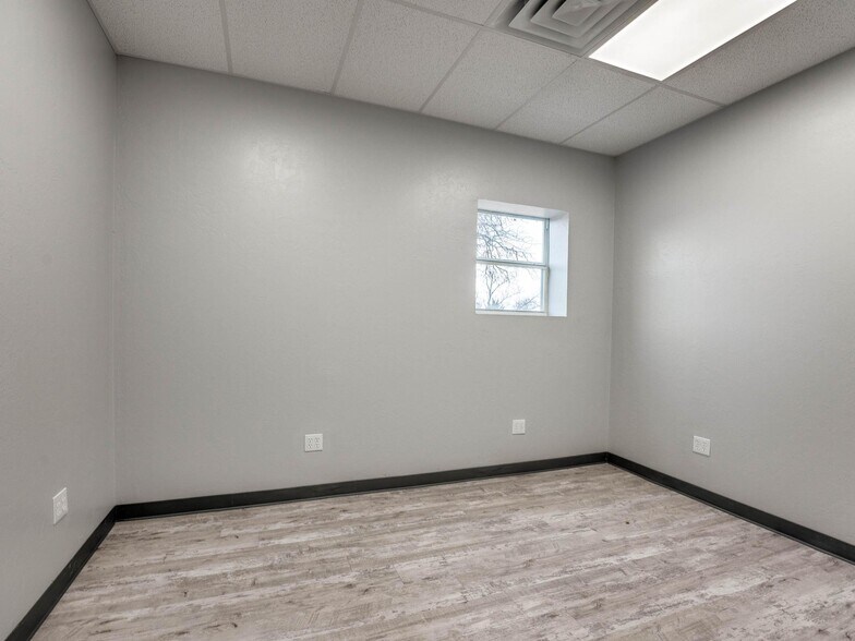 More Photos Of 1736 Red Oak Lane, Guthrie Warehouse For Sale