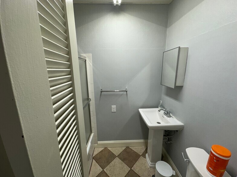 More Photos Of 6100 N Nebraska Ave, Tampa Office For Lease