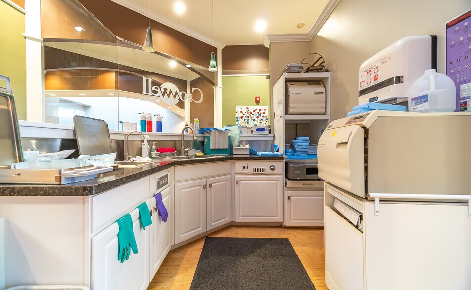 More Photos Of 30 Country Squire Dr, Cromwell Medical For Sale