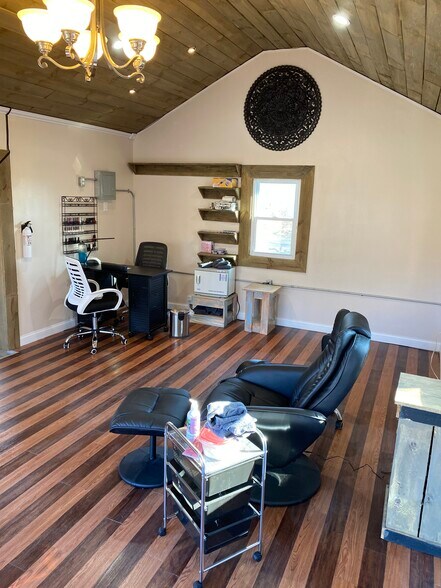 More Photos Of 565 S Meridian Rd, Youngstown Freestanding For Sale