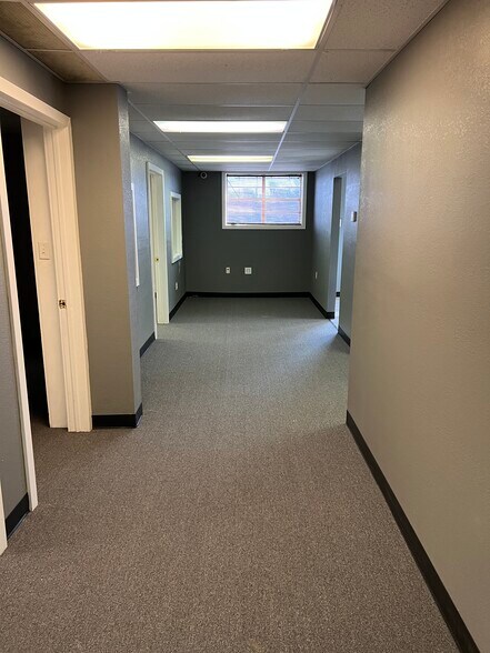 More Photos Of 5905 W US Highway 60, Republic Warehouse For Lease