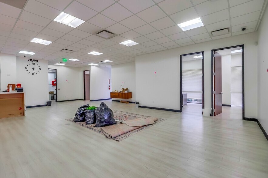 More Photos Of 5947-5951 Variel Ave, Woodland Hills Office For Sale