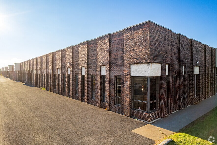 More Photos Of 1420-1490 Rue Beaulac, Saint-Laurent Light Distribution For Lease