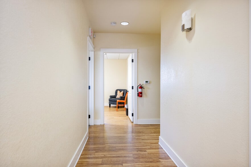 More Photos Of 140 Paloma Dr, Floresville Office For Sale
