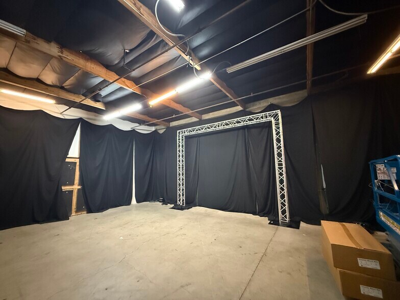 More Photos Of 12987-12999 Arroyo St, San Fernando Warehouse For Lease