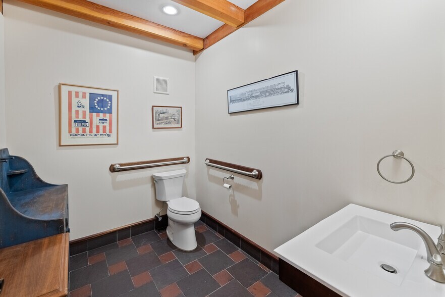 More Photos Of 114 Cemetery Ave, Manchester Center Office For Sale