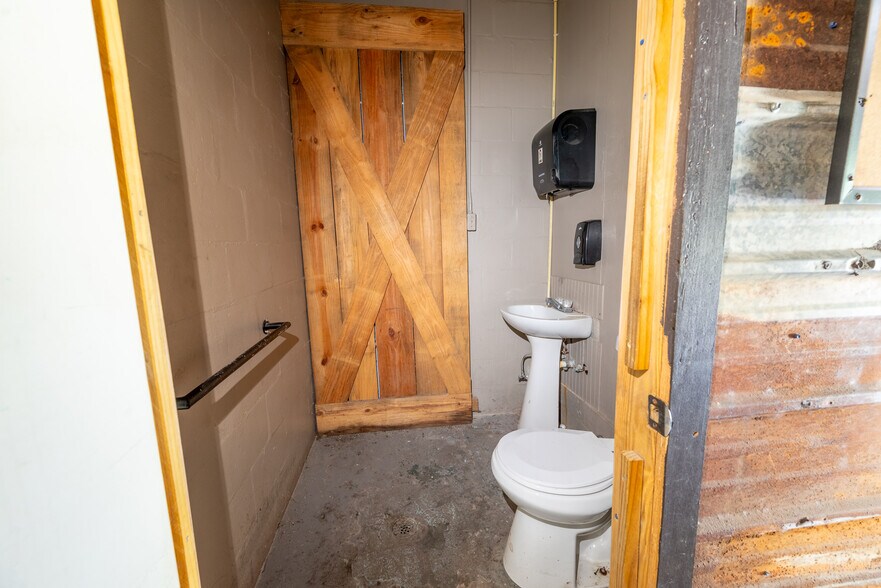 More Photos Of 19510 NE US Hwy 301, Waldo Storefront Retail Office For Sale