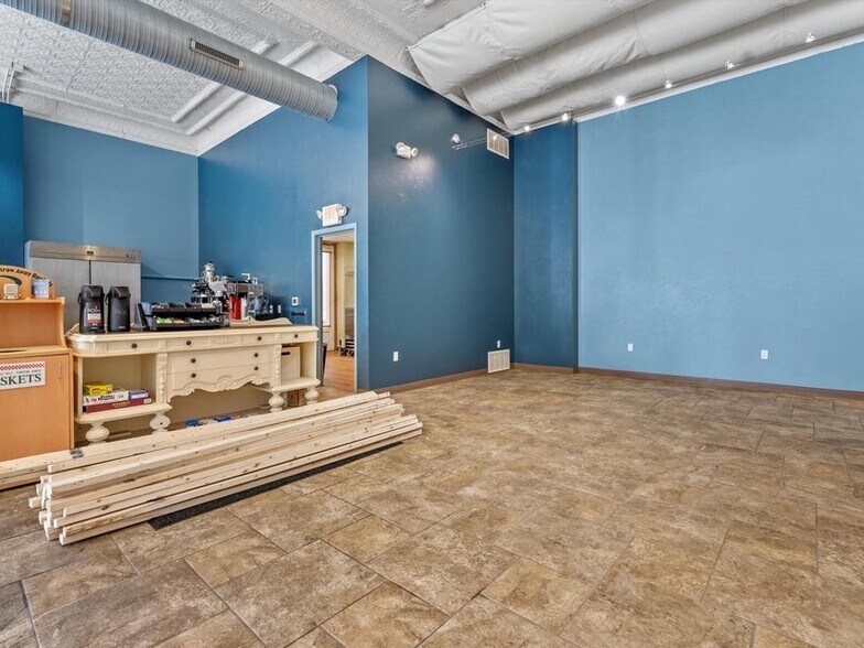 More Photos Of 921-931 8th St, Manitowoc Office For Sale