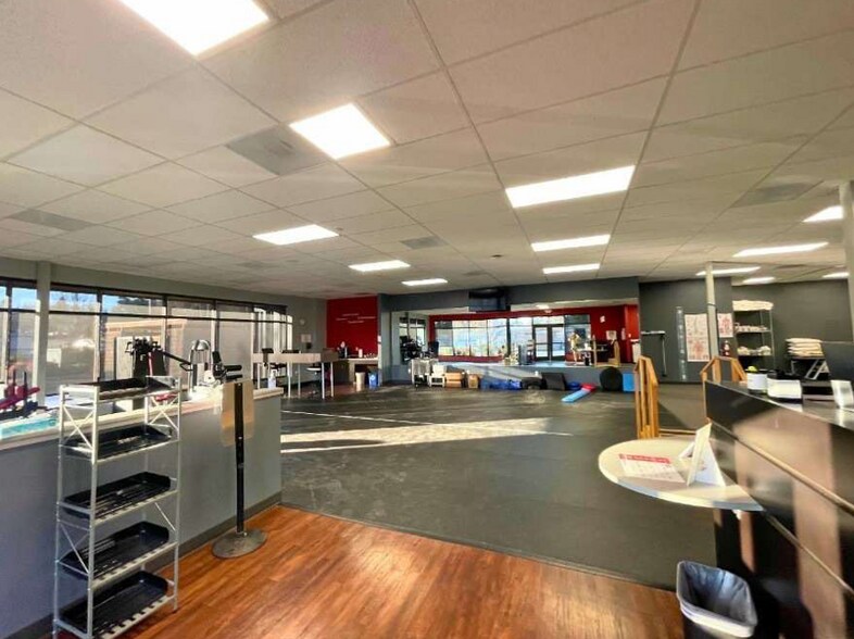 More Photos Of 3165 Commercial St SE, Salem General Retail For Lease