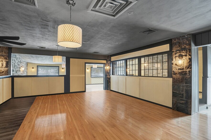 More Photos Of 332 Farnum Pike, Smithfield Restaurant For Sale