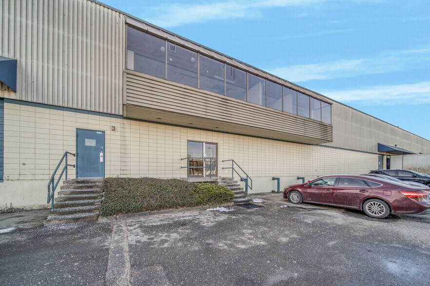 More Photos Of 530-590 Chester Rd, Delta Warehouse For Lease