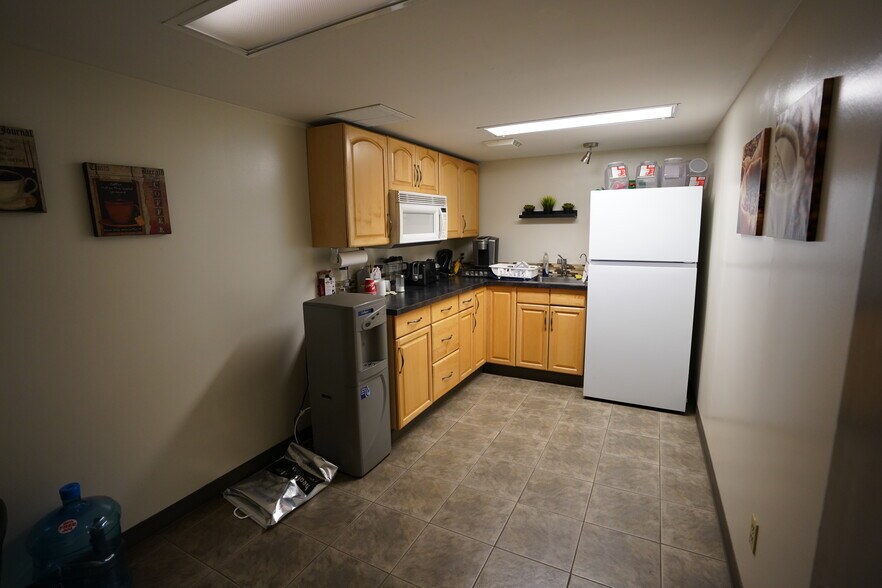 More Photos Of 11122 156 St NW, Edmonton Warehouse For Lease