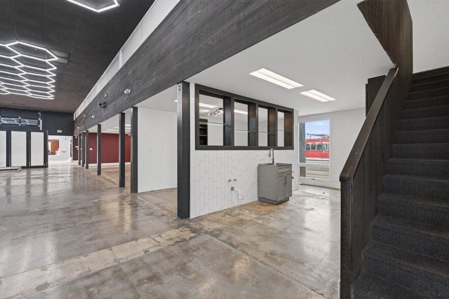 More Photos Of 1895 E Main St, Ventura General Retail For Sale