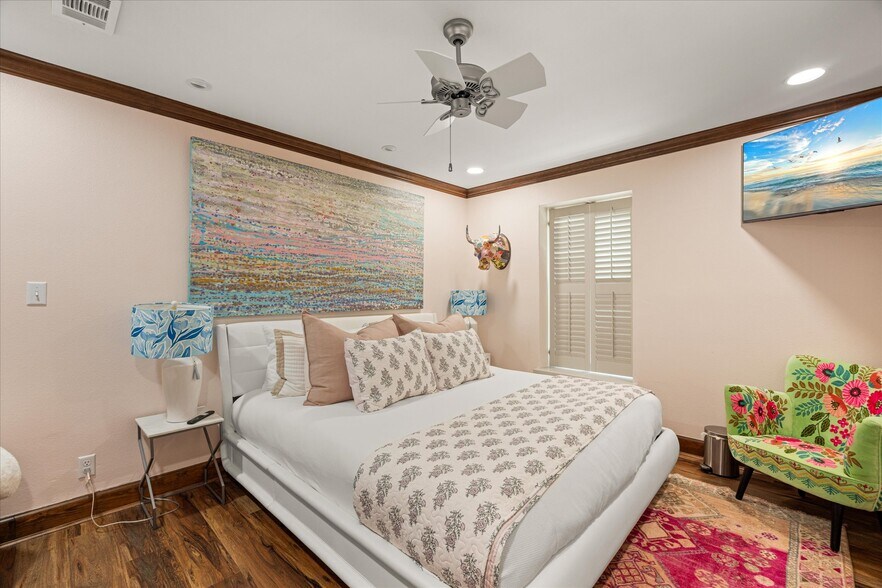 More Photos Of 111 S Houston St, Granbury Loft Creative Space For Sale