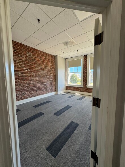 More Photos Of 117-121 N State St, Jackson Loft Creative Space For Lease