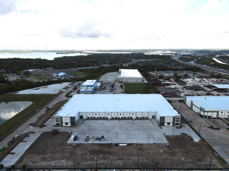 More Photos Of 1403 Thompson Park Dr, Baytown Distribution For Lease