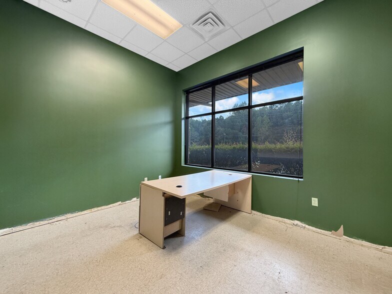 More Photos Of 4720 University Blvd E, Tuscaloosa Showroom For Lease