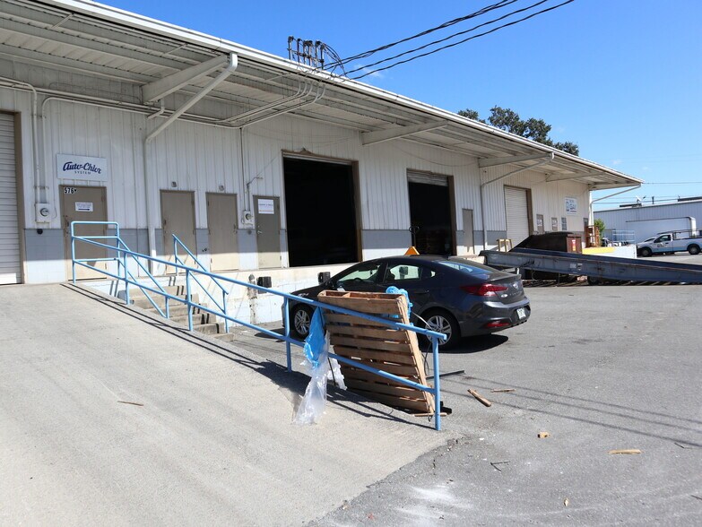 More Photos Of 572-2 Appleyard Dr, Tallahassee Warehouse For Lease