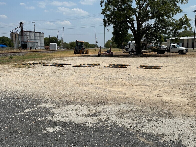 More Photos Of 200-232 W New Braunfels St, Seguin Warehouse For Lease