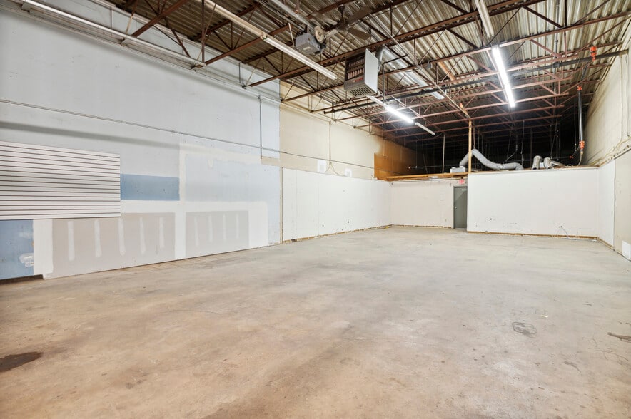 More Photos Of 32 Germay Dr, Wilmington Warehouse For Lease