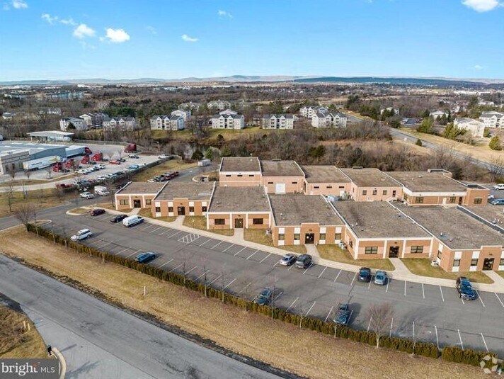 More Photos Of 240-252 Airport Rd, Winchester Light Distribution For Lease