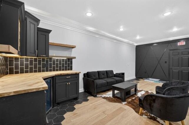 More Photos Of 3050 E Parkway St, Groves Showroom For Sale