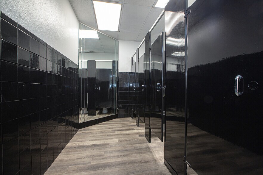 More Photos Of 802 Crosstimbers, Houston General Retail For Sale