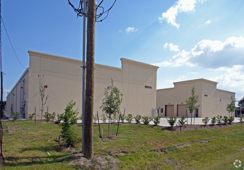 More Photos Of 10511 Windsor Ln, Houston Warehouse For Lease