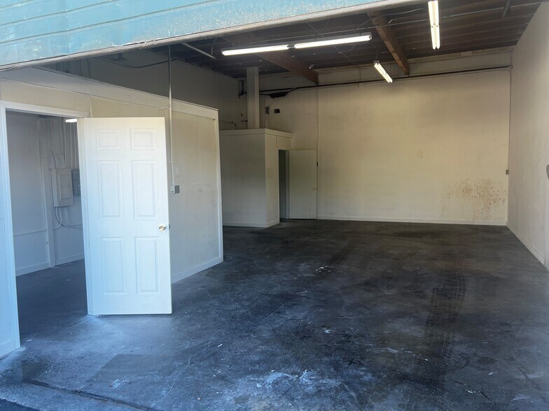 More Photos Of 12770 Pierce St, Pacoima Warehouse For Lease