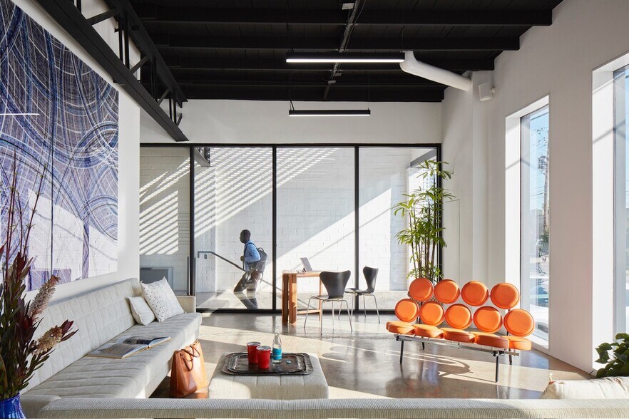 More Photos Of 1627 Dragon St, Dallas Office For Sale
