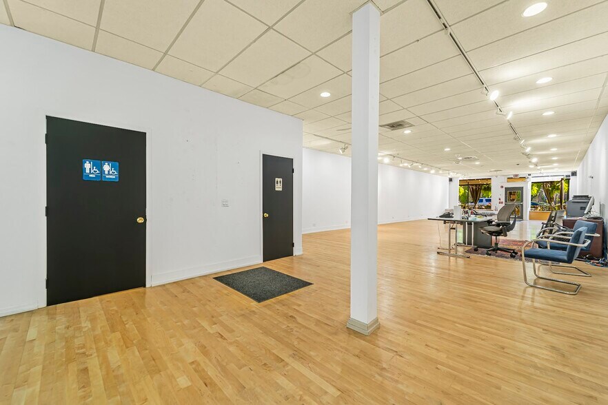 More Photos Of 818 North Blvd, Oak Park General Retail For Sale