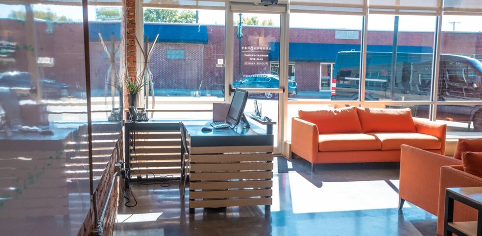 More Photos Of 714 Main St, Grandview Office For Lease