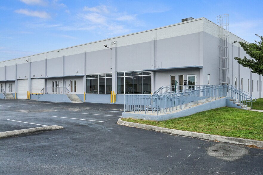More Photos Of 1636 NW 82nd Ave, Doral Warehouse For Lease