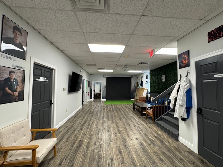 More Photos Of 8 N Broadway, Pitman Medical For Lease