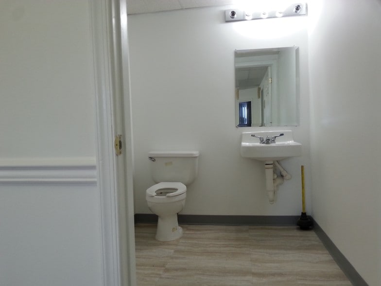 More Photos Of 19 W Bel Air Ave, Aberdeen Storefront For Lease