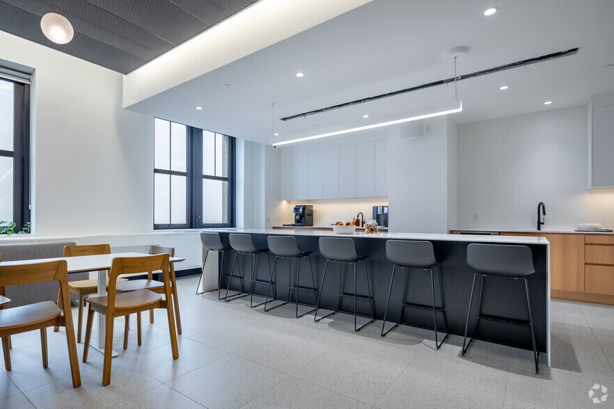 More Photos Of 360 Rue Saint-Jacques, Montréal Office For Lease