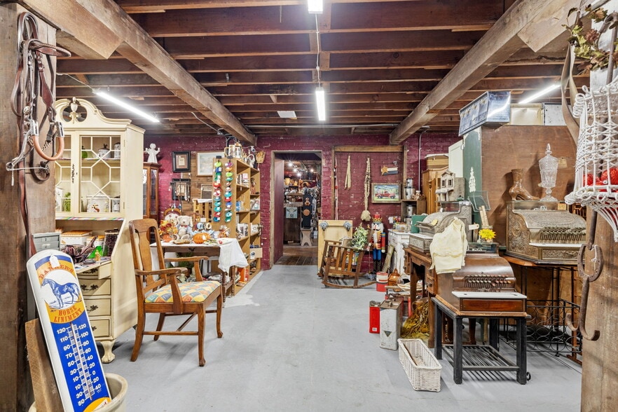 More Photos Of 126 S Main St, Gilman Showroom For Sale