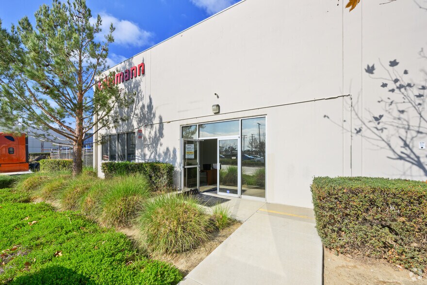 More Photos Of 2150 S Parco Ave, Ontario Manufacturing For Lease