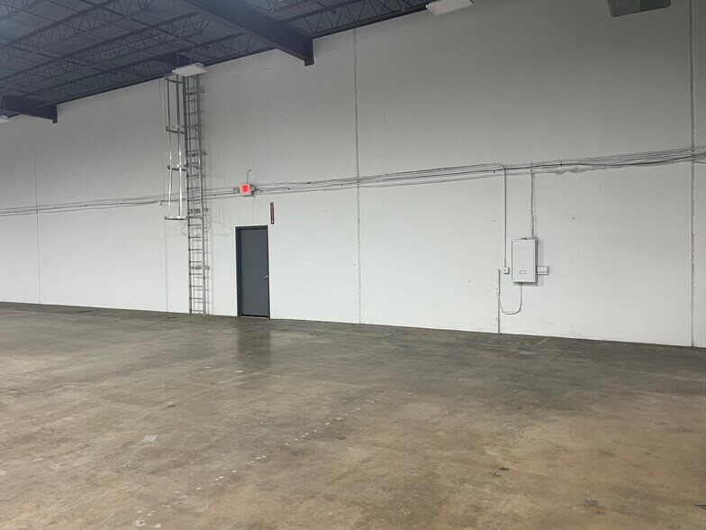 More Photos Of 4220-4232 Charter Ave, Oklahoma City Warehouse For Lease