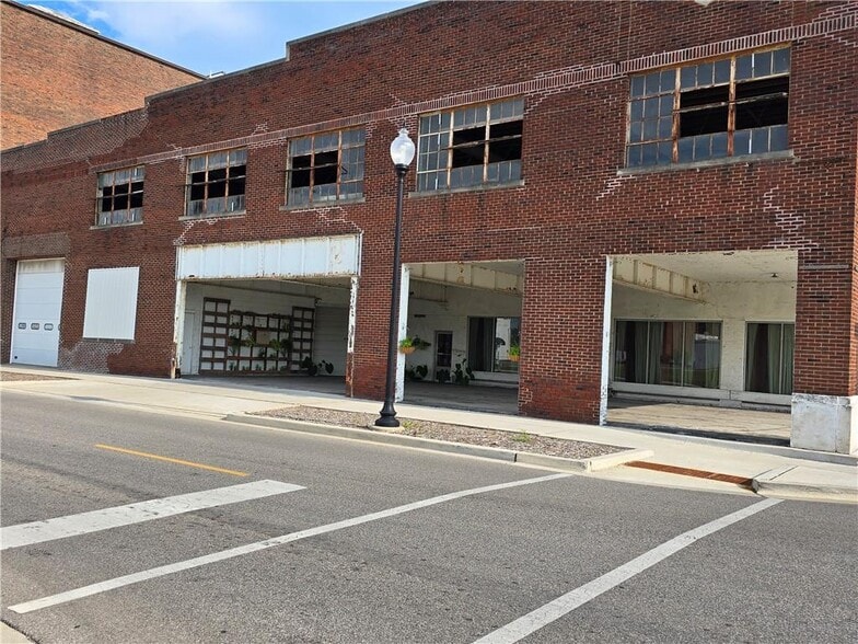 More Photos Of 147 N Walnut St, Danville Flex For Sale