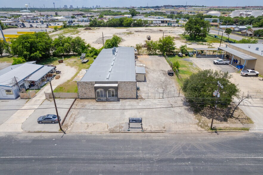 More Photos Of 1111 Paulsun St, San Antonio Light Manufacturing For Lease