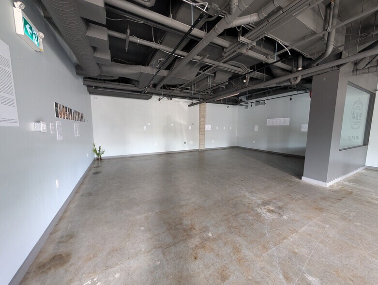 More Photos Of 205 16th St, West Vancouver General Retail For Lease