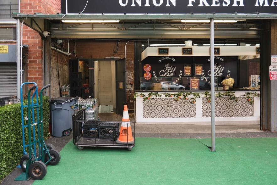 More Photos Of 14206 41st Ave, Flushing Supermarket For Lease