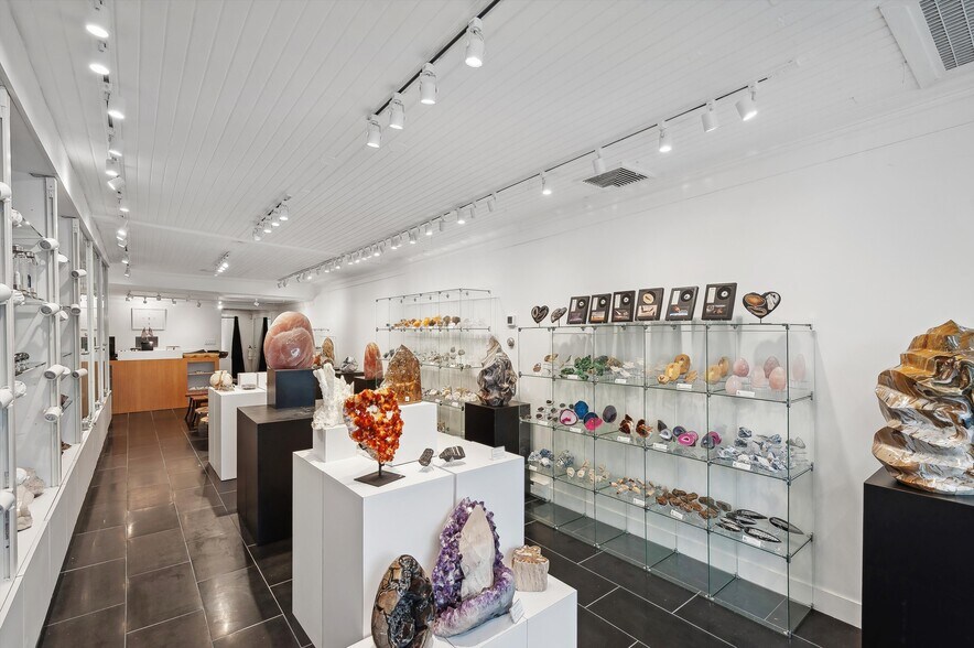 More Photos Of 60 Jobs Ln, Southampton Storefront For Lease