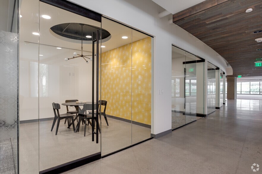 More Photos Of 2325 E Camelback Rd, Phoenix Office For Lease