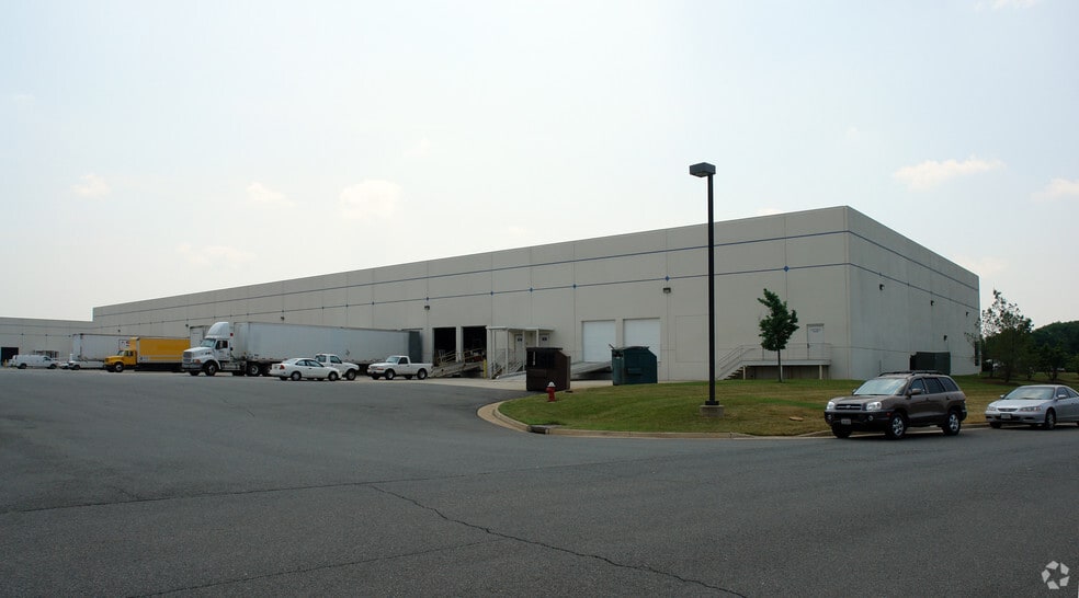 More Photos Of 44966 Falcon Pl, Sterling Warehouse For Lease